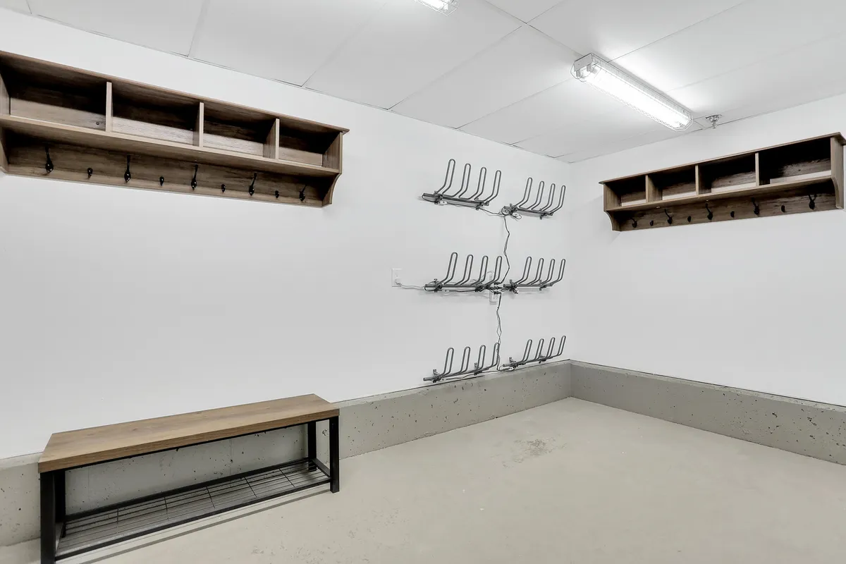 A functional entryway with benches, shelves, and hooks, ideal for organizing gear, changing shoes, and storing outdoor equipment. The organization and practicality of the space are clearly emphasized.